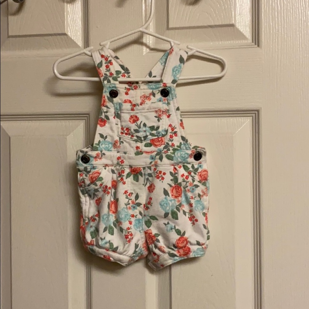 🌺5/$25Carter’s floral overalls (shorts) size 6M🌺